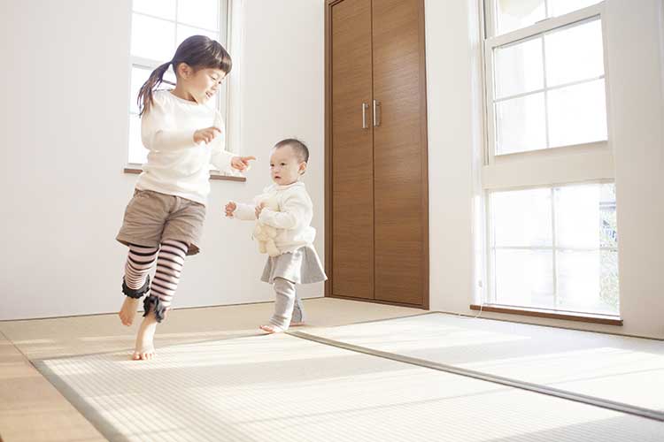 playing on tatami mat